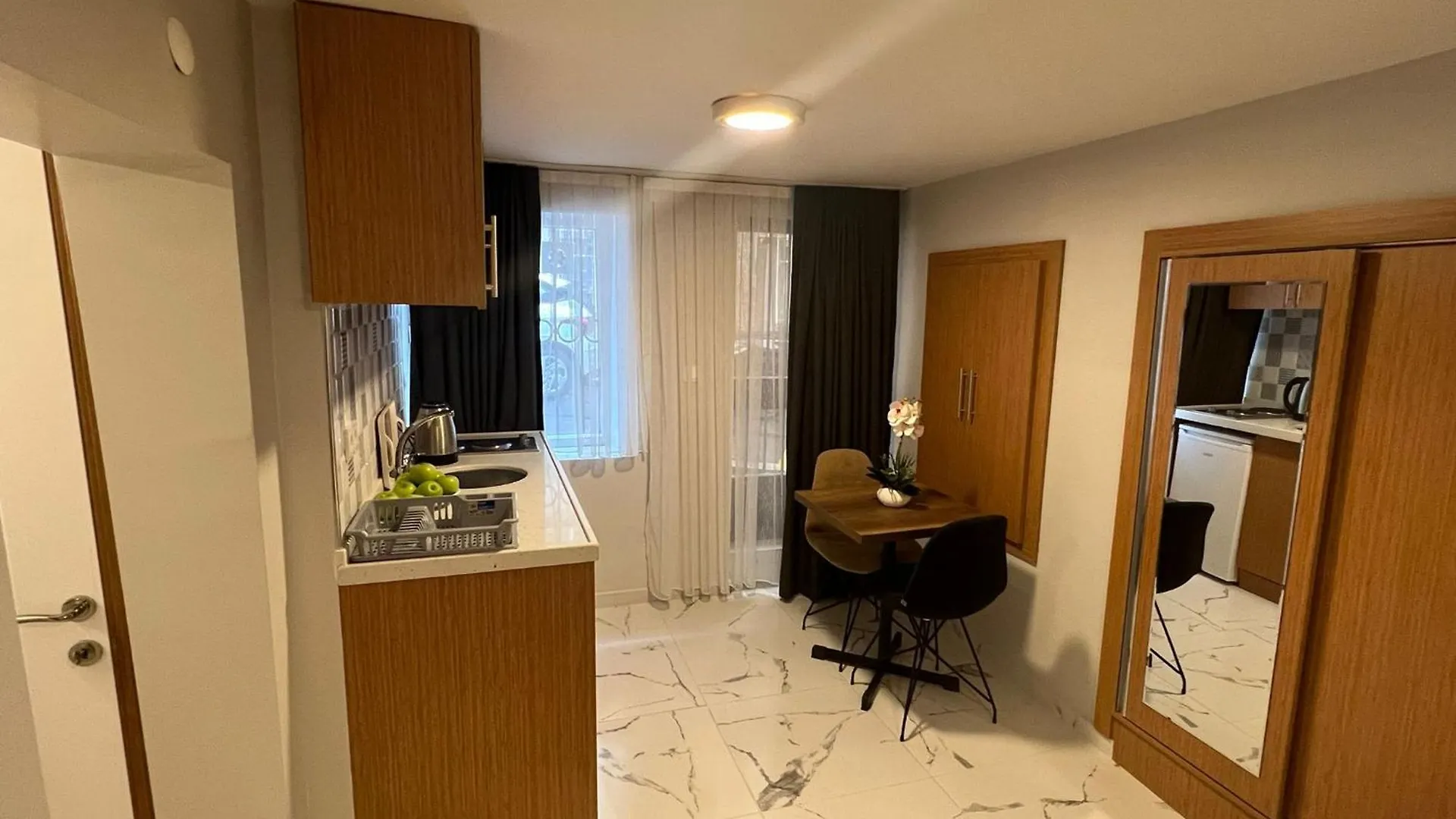 City Center Serenity: Stylish Studios Apartments Istanbul